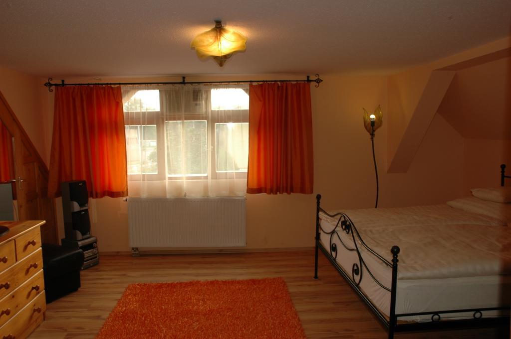 Alom Kucko Apartman زالاجيرسيج الغرفة الصورة