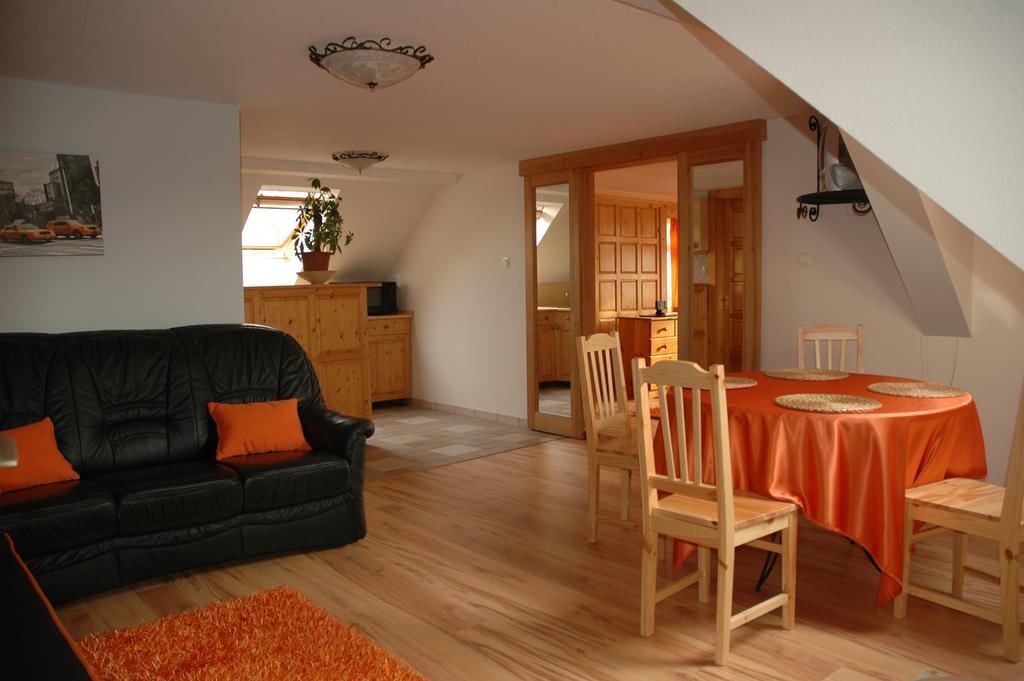 Alom Kucko Apartman زالاجيرسيج الغرفة الصورة